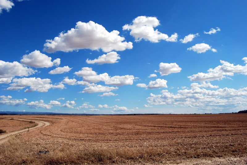 field land clouds sky horizon 533541